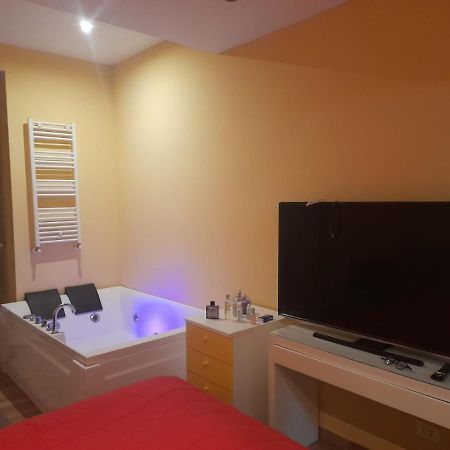 Apt B.H Rome Luaran gambar