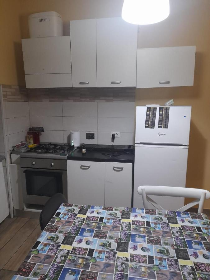 Apt B.H Rome Luaran gambar