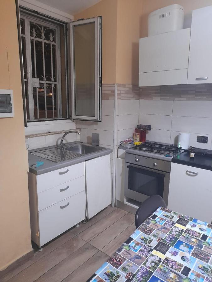 Apt B.H Rome Luaran gambar